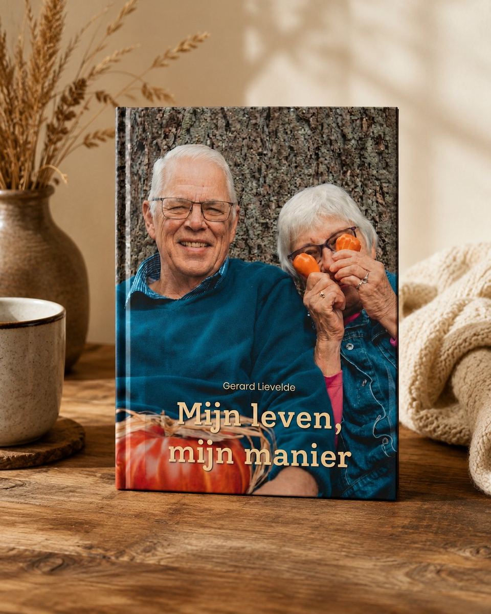 Hardcover levensboek Mijn leven, mijn manier op een houten tafel