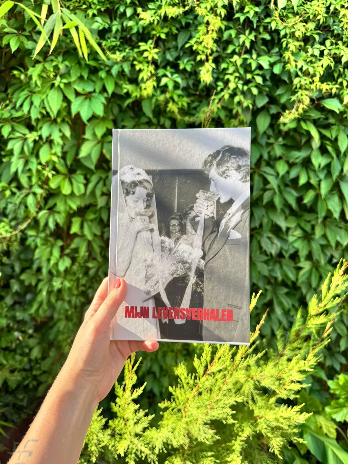 Hand houdt het voltooide levensboek Mijn Levensverhalen vast