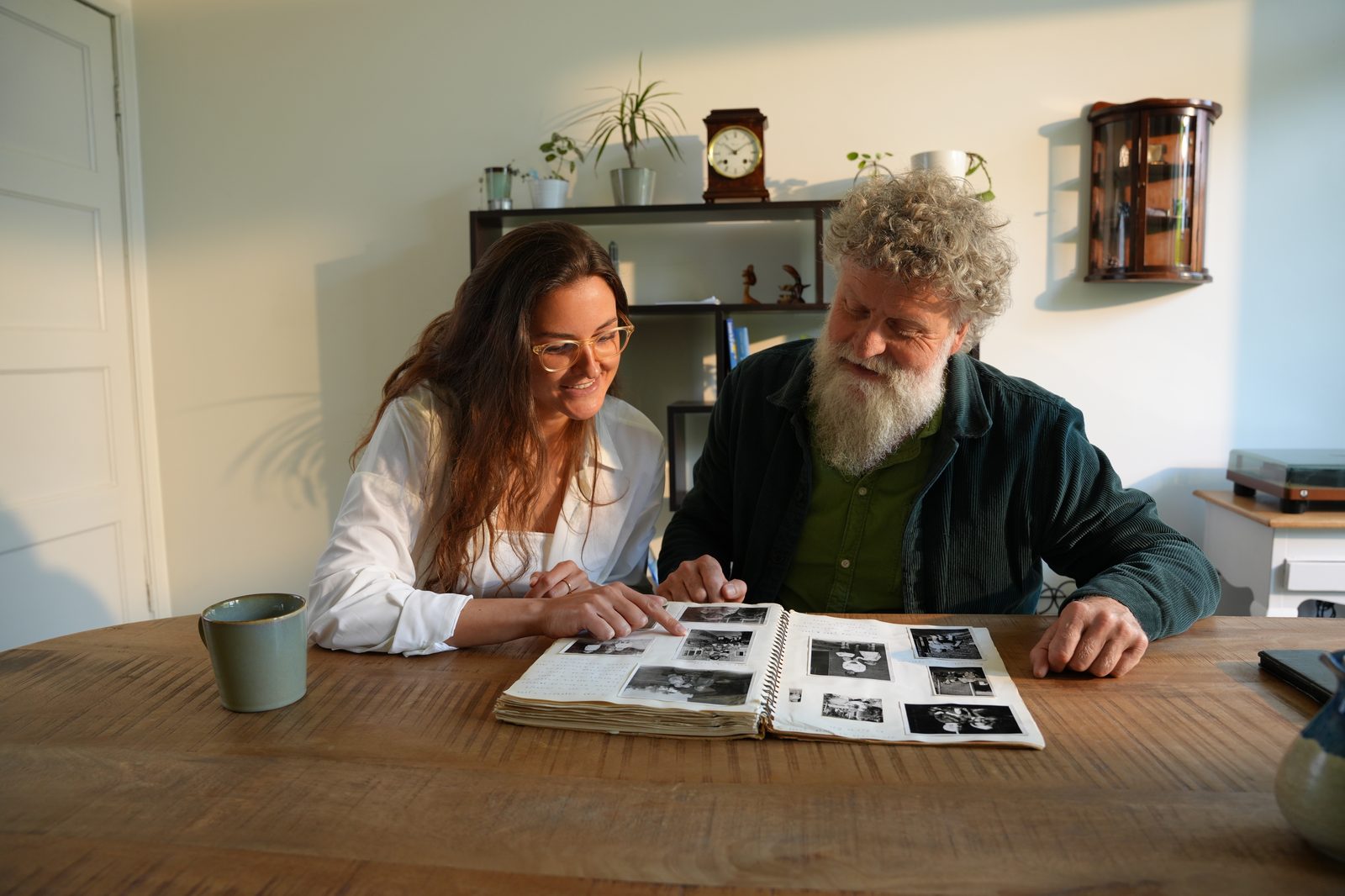 Familie kijkt samen naar oude foto's